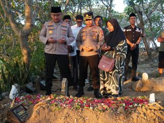 Wakapolda Jatim dan Kapolres Gresik Takziah ke Keluarga Kusaeni, Wujud Nyata Kepedulian Polri