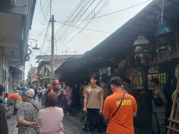 Diduga Korsleting Listrik, Bangunan Padat Penduduk Kebakaran di Bronggalan Sawah Surabaya