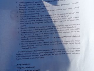 Sampaikan Sembilan Tuntutan kepada Pemerintah, INDONESIA SEKARAT, Ratusan Mahasiswa Gelar Aksi Unjuk Rasa di DPRD Surabaya