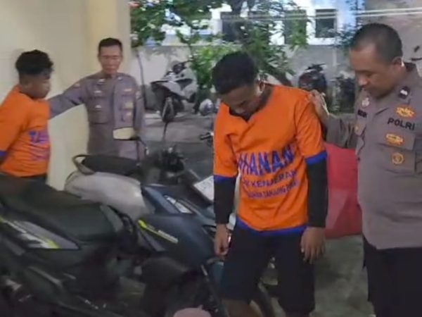 Dua Pencuri HP Modus Tagih Utang di Kos Kalilom Diamankan Polsek Kenjeran 