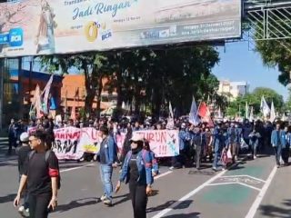 Pengamanan Ketat Diterapkan, Ratusan Mahasiswa Gelar Aksi Unjuk Rasa di Depan Grahadi Surabaya 