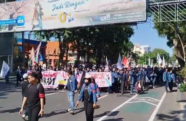 Pengamanan Ketat Diterapkan, Ratusan Mahasiswa Gelar Aksi Unjuk Rasa di Depan Grahadi Surabaya 