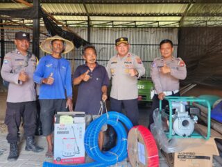 Polres Pelabuhan Tanjung Perak Salurkan Bantuan Alat Pertanian untuk Dukung Ketahanan Pangan Nasional