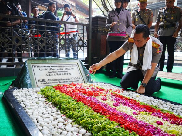 Jelang Hari Bhayangkara, Kapolri Ziarah ke Makam Gus Dur