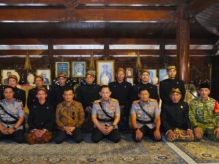 Usai Soekarno dan Gus Dur, Kapolri Ziarah-Tabur Bunga ke Makam Soeharto