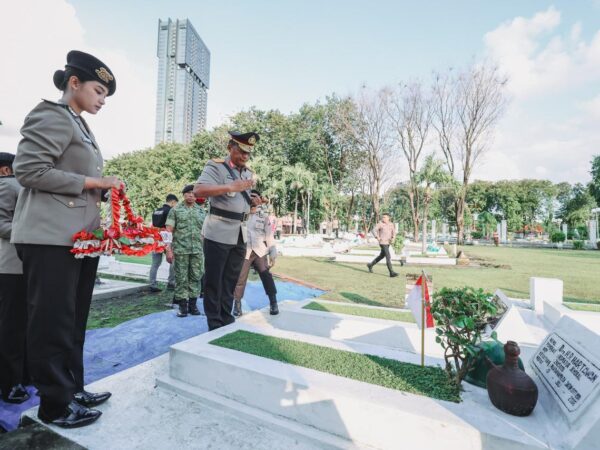 Polda Jatim Ziarah dan Tabur Bunga di TMP, Kenang Jasa Pahlawan Jelang Hari Bhayangkara ke-80