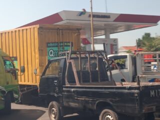 Kelangkaan BBM di Sejumlah SPBU Jatim Timbulkan Antrian Panjang dan Kemacetan 
