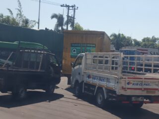 Antrean Panjang Solar di Sejumlah SPBU Jatim, Pejuang Logistik Dibuat Sulit