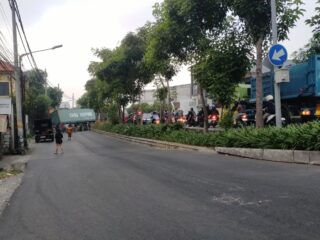 Laka Lantas Truck Kontainer Tabrak Pagar Pembatas Jalan