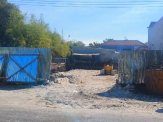 Proyek Pekerjaan Pembangunan Gerai Ritel Modern di Keputih Sukolilo Meresahkan Warga dan Pengguna Jalan