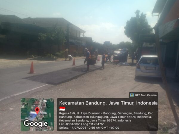 Perbaikan Jalan Berlubang di Jalan Raya Durenan–Bandung Mulai Dilaksanakan, Pengguna Jalan Diimbau Berhati-hati
