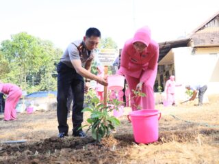 Dukung Program ASRI Presiden RI, Kapolres Kediri Kota Pimpin Penanaman Pohon Peringati Hari Bhayangkara ke-80 dan HKG Bhayangkari ke-74