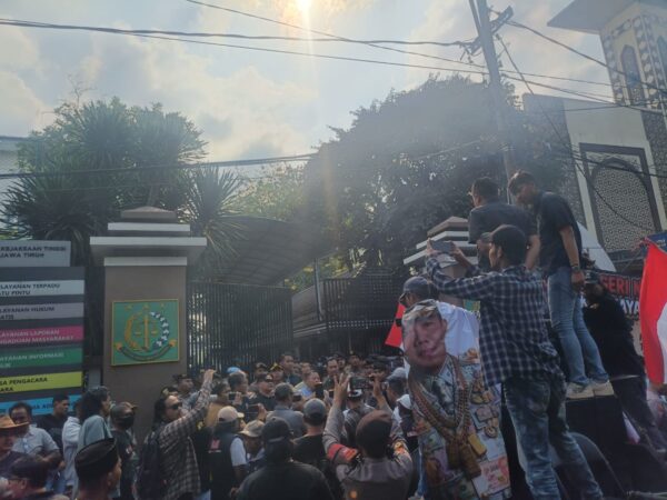 Masa Aksi Tergabung Aliansi Madura Indonesia (AMI) Menuntut Adili Mantan Jampidsus Febrie Ardiansyah