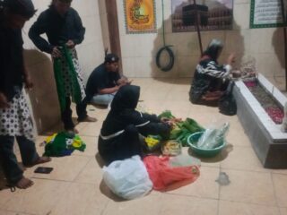 Arek Arek Nusantara bersama KOPI Komunitas Pemuda Independent mengelar Bekti Desa di Pepunden Eyang Kapiludin Jarak Dolly Putat jaya