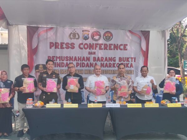 Satresnarkoba Polrestabes Surabaya Musnahkan Barang Bukti Narkotika Melalui Restorative Justice