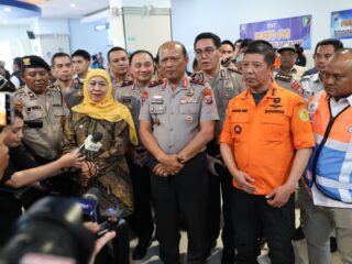 Pencarian Korban Hilang Terus Dilakukan, Kapolda Jatim Sampaikan Duka atas Kecelakaan Kapal Laut di Perairan Sumenep
