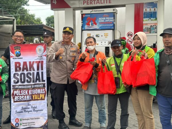 Senyum Ojol Gresik Saat Dapat BBM Gratis, Polsek Kebomas dan YALPK Group Gelar Bakti Sosial