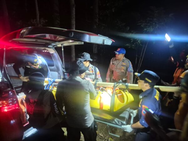 Operasi Kemanusiaan Polres Bondowoso Berhasil Evakuasi Dua Jenazah di Gunung Piramid