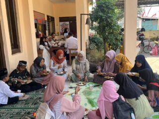 Momen Hangat Ratusan Warga Makan Bersama di Polsek Wringinanom, Pererat Silaturahmi dan Berbagi Keberkahan
