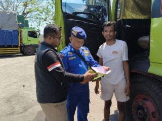Polres Situbondo Perketat Pemeriksaan Muatan Truk di Pelabuhan Jangkar
