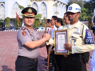 Polres Gresik Beri Reward kepada Personel Berprestasi dan Warga, Perkuat Sinergi Pamswakarsa