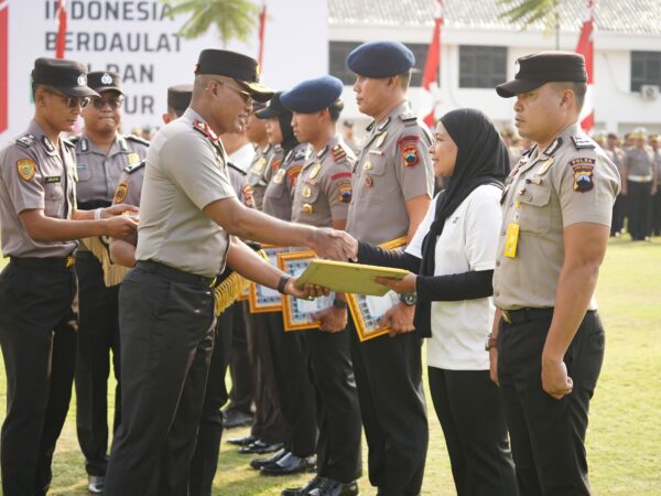 Tak Hanya Prestasi Olahraga, Penghargaan Kapolda Jateng Juga Diberikan Pada Personel Yang Profesional Dalam Layani Masyarakat