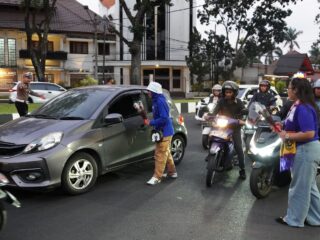 Polresta Malang Kota dan Aremania Bagikan 39 Mawar, Tebar Pesan Damai Jelang HUT Arema FC