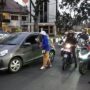 Polresta Malang Kota dan Aremania Bagikan 39 Mawar, Tebar Pesan Damai Jelang HUT Arema FC