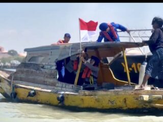 Bendera Merah Putih Berkibar di Perairan Gresik, Satpolairud Pasang Bendera ke Perahu Nelayan