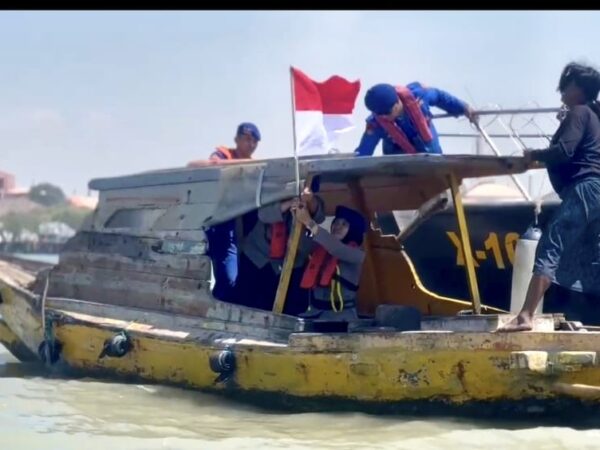 Bendera Merah Putih Berkibar di Perairan Gresik, Satpolairud Pasang Bendera ke Perahu Nelayan