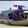 Bendera Merah Putih Berkibar di Perairan Gresik, Satpolairud Pasang Bendera ke Perahu Nelayan