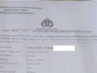 Wartawan DIpukul Seorang Gerombolan Ridho CS  SURABAYA,BIDIKNASIONAL.com -  Aksi brutal kembali terjadi di tempat hiburan malam Surabaya. Supra menjadi korban pengeroyokan oleh sekelompok orang yang disebut  Ridho CS di area Stasiun Club, Tunjungan Plaza 2 Lantai 6 pada, Sabtu, (16/08/2026) pukul 02.30 WIB  Berdasarkan penuturan korban, peristiwa berawal saat ia sedang duduk santai di area Stasiun Club.  Tiba-tiba seorang pria bernama Ridho mendatanginya dan memaksanya keluar dari area club dengan nada  mengintimidasi.  Saya tanya alasannya kenapa. Jawabannya cuma 'pokoknya keluar," kata Supra.  Karena merasa tidak melakukan kesalahan, Supra menolak.  Penolakan itu justru memicu Ridho memanggil teman-temannya.  Dalam waktu singkat, sekitar 15 orang datang menghampiri dan langsung melakukan kekerasan dari salah satu kelompok Ridho terhadap Supra.  Akibat tindakan kekerasan tersebut, Supra mengalami luka di bagian kepala sebelah kanan dan kaki bengkak terkilir.  Tidak terima atas perlakuan tersebut, Supra telah resmi melaporkan kejadian ini ke Polrestabes Surabaya untuk diproses secara hukum.  Kasus ini menjadi sorotan karena terjadi di tempat umum dan melibatkan banyak orang. Publik mendesak agar pihak kepolisian segera memeriksa rekaman CCTV dan memanggil Ridho CS beserta 15 orang yang terlibat untuk mempertanggung jawabkan perbuatannya tindak pidana Pengeroyokan sesuai Pasal 262 UU RI No.1 Tahun 2023 tentang KUHP (red)
