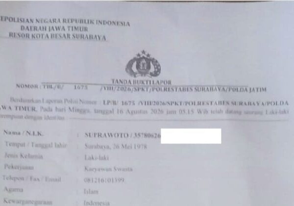Wartawan DIpukul Seorang Gerombolan Ridho CS  SURABAYA,BIDIKNASIONAL.com -  Aksi brutal kembali terjadi di tempat hiburan malam Surabaya. Supra menjadi korban pengeroyokan oleh sekelompok orang yang disebut  Ridho CS di area Stasiun Club, Tunjungan Plaza 2 Lantai 6 pada, Sabtu, (16/08/2026) pukul 02.30 WIB  Berdasarkan penuturan korban, peristiwa berawal saat ia sedang duduk santai di area Stasiun Club.  Tiba-tiba seorang pria bernama Ridho mendatanginya dan memaksanya keluar dari area club dengan nada  mengintimidasi.  Saya tanya alasannya kenapa. Jawabannya cuma 'pokoknya keluar," kata Supra.  Karena merasa tidak melakukan kesalahan, Supra menolak.  Penolakan itu justru memicu Ridho memanggil teman-temannya.  Dalam waktu singkat, sekitar 15 orang datang menghampiri dan langsung melakukan kekerasan dari salah satu kelompok Ridho terhadap Supra.  Akibat tindakan kekerasan tersebut, Supra mengalami luka di bagian kepala sebelah kanan dan kaki bengkak terkilir.  Tidak terima atas perlakuan tersebut, Supra telah resmi melaporkan kejadian ini ke Polrestabes Surabaya untuk diproses secara hukum.  Kasus ini menjadi sorotan karena terjadi di tempat umum dan melibatkan banyak orang. Publik mendesak agar pihak kepolisian segera memeriksa rekaman CCTV dan memanggil Ridho CS beserta 15 orang yang terlibat untuk mempertanggung jawabkan perbuatannya tindak pidana Pengeroyokan sesuai Pasal 262 UU RI No.1 Tahun 2023 tentang KUHP (red)