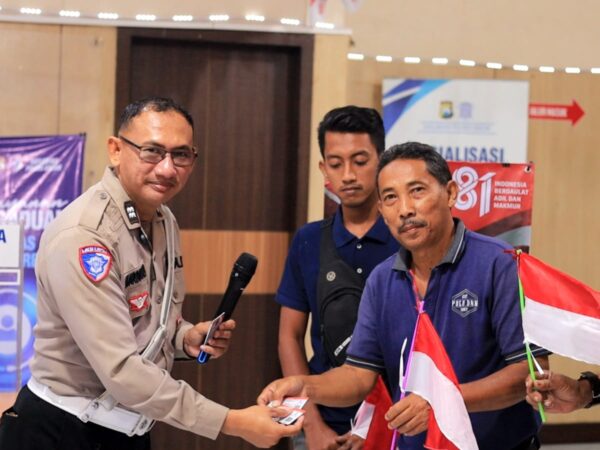 Satlantas Polres Gresik Hadiahkan "SIM Gratis" untuk 17 Warga yang Lahir 17 Agustus