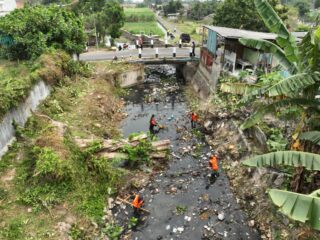 DPUPR Kota Kediri Bersihkan Sungai Kresek, Jaga Kelancaran Aliran dan Kelestarian Lingkungan