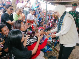 Gubernur Khofifah Hadir Langsung Menguatkan Warga Terdampak Gempa Bumi NTT di Pengungsian Benteng Jawa, Lamba Leda - Manggarai Timur