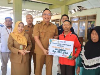 Wabup Alif Buka Ruang Warga Sampaikan Keluhan Sambil Serahkan Bantuan di Kecamatan Benjeng 