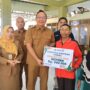 Wabup Alif Buka Ruang Warga Sampaikan Keluhan Sambil Serahkan Bantuan di Kecamatan Benjeng 