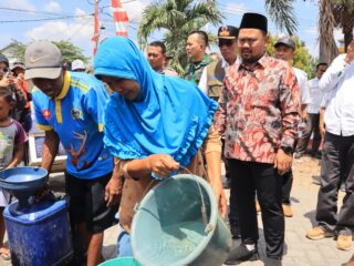 Hadapi Kemarau, Bupati Yani Salurkan 20 Ribu Liter Air Bersih untuk Warga Tenggor