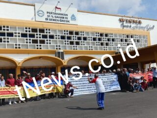 Aksi Demo Ratusan Pensiunan Semen Gresik Tuntut Hak Bantuan Kesehatan