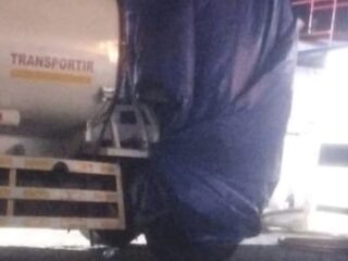Truck Tanki Pengangkut Solar Milik PT SKL Pasuruan Alami Laka Lantas Di Tol Pasuruan