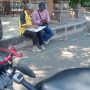 Masih Marak Percaloan di Samsat Timur, Oknum Kebersihan Pun Ikut Mencari Tambahan