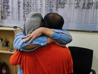 Momen Haru Dibalik Jeruji, Polisi Gresik Beri Kesempatan Tahanan Peluk Anak dan Istri