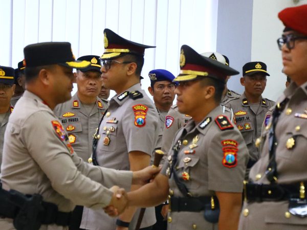 Kapolres Gresik Pimpin Sertijab PJU dan Kapolsek, 14 Personel Bergeser