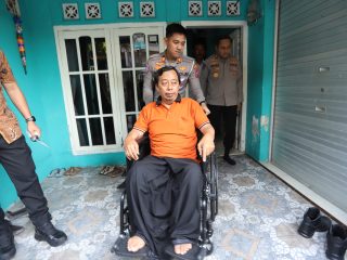 Jelang HUT Lalu Lintas Bhayangkara ke-71, Kapolres Gresik Bantu Ojol Korban Kecelakaan Beri Kursi Roda Hingga Modal Usaha