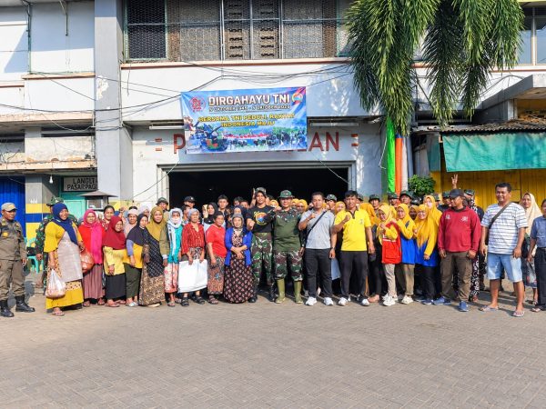 Sambut HUT ke-81 TNI, Yonif 15 Libas Marinir dan Koramil Bersihkan Pasar Songoyudan
