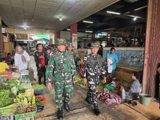 Kompak dan Bersinergi! TNI-Polri Gelar Karya Bakti di Pasar Wamanggu dalam Rangka HUT TNI ke-81