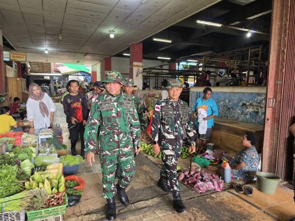 Kompak dan Bersinergi! TNI-Polri Gelar Karya Bakti di Pasar Wamanggu dalam Rangka HUT TNI ke-81