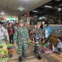 Kompak dan Bersinergi! TNI-Polri Gelar Karya Bakti di Pasar Wamanggu dalam Rangka HUT TNI ke-81