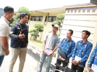 Polres Lamongan Beri Penghargaan Empat Warga yang Gagalkan Curanmor di Puskesmas Deket